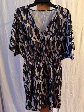 V-Neck Black & Gray Printed Cinched Waist Dress